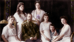 Семья Николая II. Слева направо: Ольга, Мария, Николай, Александра, Анастасия, Алексей и Татьяна (1913)