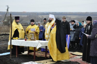 Митрополит Серафим освятил крест на основание храма в честь Николая Чудотворца в селе Овчарное Нижнеломовского района
