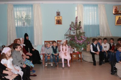 Воспитанники воскресной школы поздравили насельников богадельни в честь иконы Божией Матери «Всех скорбящих Радость» с Рождеством Христовым