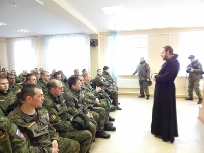 Священник встретился с военнослужащими села Леонидовка