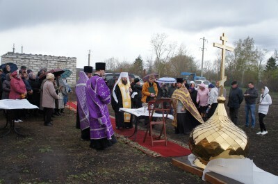 Митрополит Серафим совершил чин освящения креста на купол строящегося Михайло-Архангельского храма в селе Большая Елань