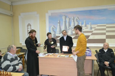 Священник наградил победителей «Весеннего турнира» по шахматам