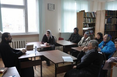 В городской библиотеке №17 города Пензы состоялась очередная встреча верующих со священником Павлом Колесниковым