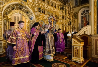 В канун Крестопоклонной недели митрополит Серафим совершил всенощное бдение в Успенском кафедральном соборе города Пензы