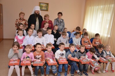 Митрополит Серафим поздравил воспитанников детского социального приюта в поселке Кичкилейка с праздником Воскресения Христова