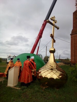 Митрополит Серафим совершил чин освящения креста и купола колокольни Троицкого храма села Михайловка