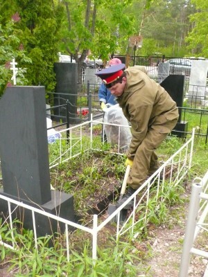 Православная молодежь г. Заречного привела в порядок заброшенные могилы на городском кладбище