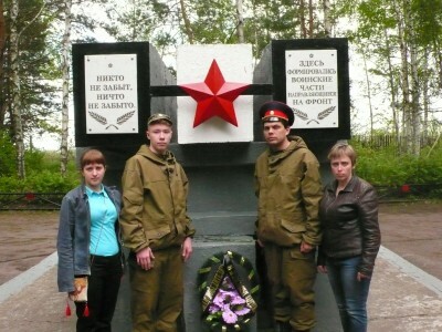 Зареченцы возложили венок к мемориалу на месте Селиксинских военных лагерей