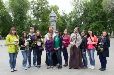 Православная молодежь поздравила жительниц областного центра с Днем святых жен-мироносиц