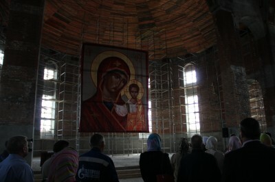 Митрополит Серафим наградил меценатов за вклад в строительство Спасского кафедрального собора