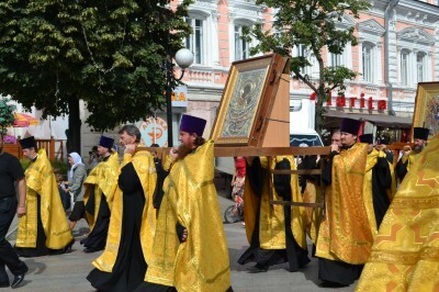 Прихожане Петропавловского храма приняли участие в крестном ходе