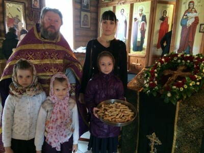 Ребята из Союза православной молодёжи угостили всех желающих печеньем в форме креста