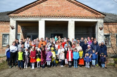 Воспитанники Архиерейской воскресной школы поздравили жителей посёлка Мичуринский с праздником Воскресения Христова