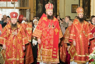Митрополит Серафим, епископ Митрофан и епископ Нестор совершили Пасхальную вечерню в Успенском кафедральном соборе