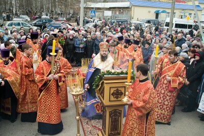 В день Радоницы митрополит Серафим совершил панихиду в Сергиевском храме на Новозападном кладбище Пензы