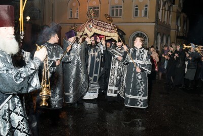 Митрополит Серафим совершил утреню Великой Субботы с чином погребения в Успенском кафедральном соборе