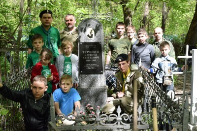 Добровольцы и следопыты дружины «Пенза» провели субботник на Митрофановском кладбище в Пензе