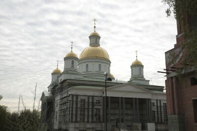 Митрополит Серафим и Иван Белозерцев оценили темпы строительства Спасского кафедрального собора