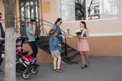 Активисты православного молодежного движения Пензы поздравили женщин с Днем святых жен-мироносиц