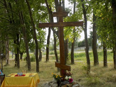 У поклонного Креста в селе Степановка Бессоновского района состоялась Божественная литургия