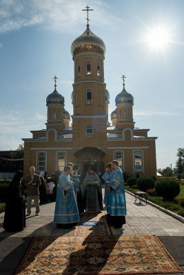 В престольный праздник митрополит Серафим совершил Литургию в Нижнеломовском Успенском женском монастыре