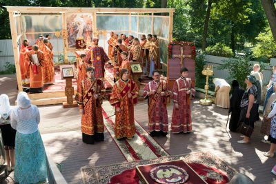 В престольный праздник митрополит Серафим возглавил Литургию у стен Спасского кафедрального собора