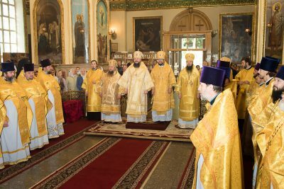В день памяти святого благоверного князя Александра Невского митрополит Серафим совершил Божественную литургию в Успенском кафедральном соборе