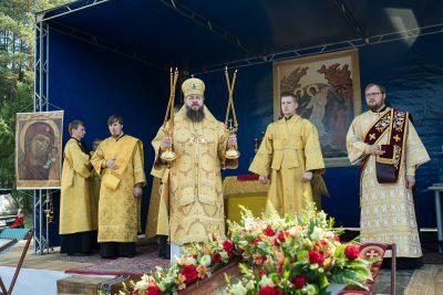 Митрополит Серафим совершил Литургию, за которой молились участники Межрегионального слета молодежи “Православная Сура”