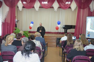 Священнослужитель поздравил педагогов с профессиональным праздником