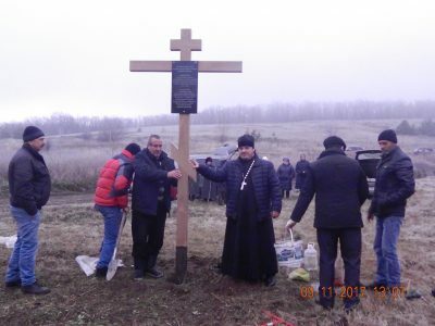 На месте разрушенного храма в честь Феодоровской иконы Божией Матери в с. Николаевка установлен памятный крест