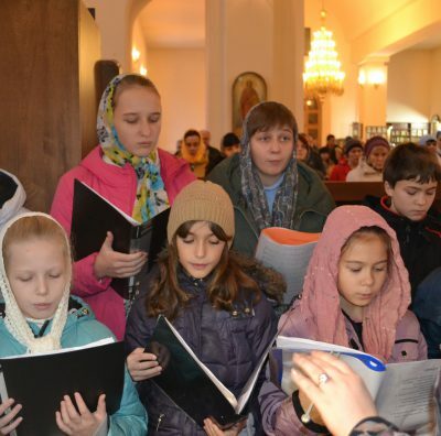Воспитанники воскресной школы при Петропавловском храме приняли участие в Божественной литургии