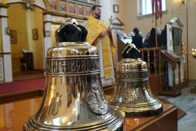 В Воскресенском молитвенном доме в Заречном освятили колокола для звонницы храма