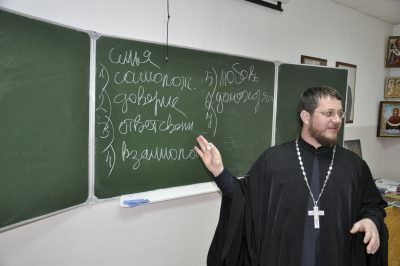 В Пензенском казачьем институте технологий священник поговорил со студентами о семейных ценностях