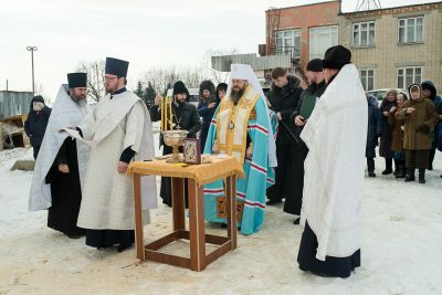 Митрополит Серафим освятил крест и купол для строящегося Никольского храма в селе Большая Елань