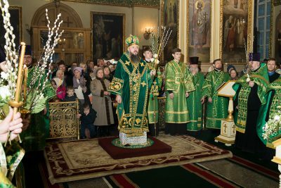 В канун праздника Входа Господня в Иерусалим митрополит Серафим совершил всенощное бдение в Успенском кафедральном соборе