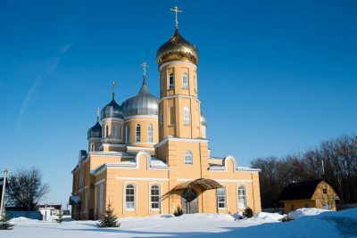 В понедельник Светлой седмицы митрополит Серафим совершил Божественную литургию в Нижнеломовском Успенском женском монастыре