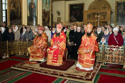Митрополит Серафим, епископ Митрофан и епископ Нестор совершили Пасхальную вечерню в Успенском кафедральном соборе