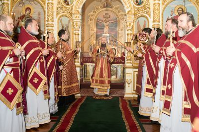 В Великий Четверг митрополит Серафим совершил вечерню и Божественную литургию в Успенском кафедральном соборе