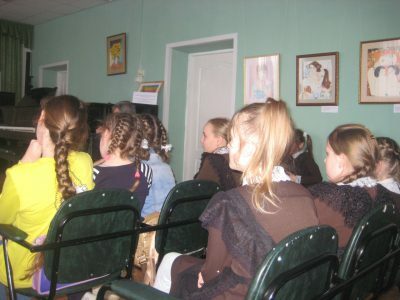 Священнослужитель посетил с пастырским визитом городищенскую детскую школу искусств