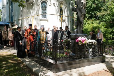 В день рождения протоиерея Алексия Попкова митрополит Серафим совершил панихиду на могиле почившего священнослужителя
