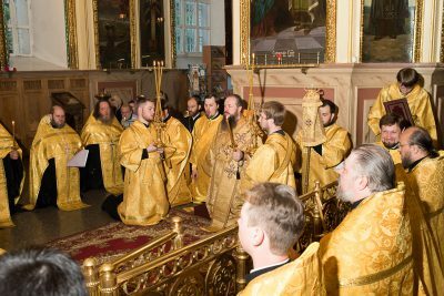 Митрополит Серафим совершил вечерню и утреню с акафистом святителю Иннокентию Пензенскому в Успенском кафедральном соборе