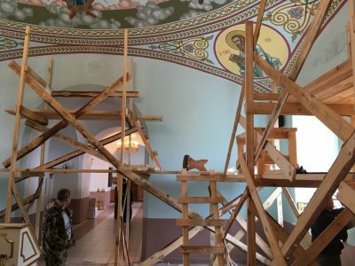 Палехские мастера возобновили работы по росписи Димитриевского храма города Каменки