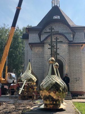 В больничном городке города Заречного освятили колокола и накупольные кресты для храма в честь святого великомученика и целителя Пантелеимона