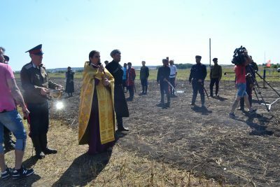 Священнослужитель совершил водосвятный молебен на ипподроме города Спутник