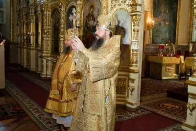 Митрополит Серафим и епископ Митрофан совершили Литургию в Успенском кафедральном соборе