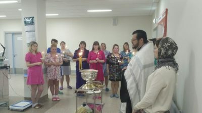 Священнослужитель совершил водосвятный молебен в перинатальном центре Пензы