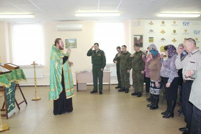 Военнослужащие и персонал объекта по уничтожению химоружия в Леонидовке приняли участие в молебне с акафистом