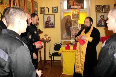 Священник Михаил Земцов посетил осужденных в следственном изоляторе №1