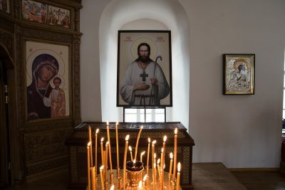 Митрополит Серафим совершил молебен перед мощами блаженного Иоанна Кочетовского в Спасо-Преображенском монастыре