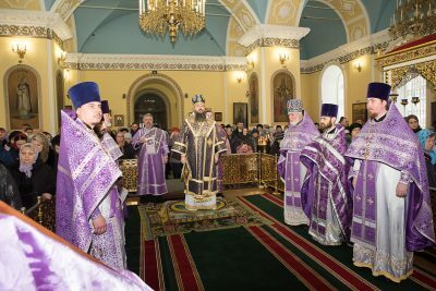 В субботу 1-й седмицы Великого поста митрополит Серафим совершил Божественную литургию в Покровском архиерейском соборе